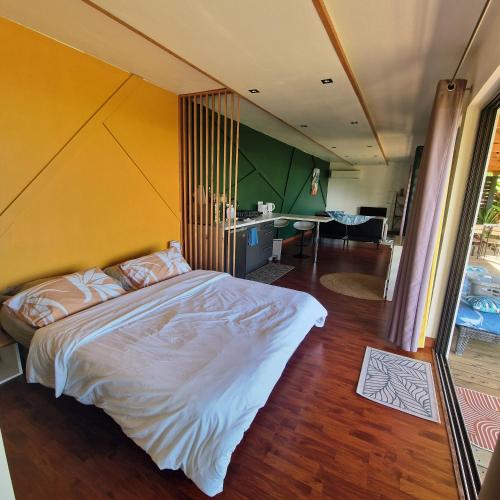a bedroom with a bed in a room at Fare Toahana, logement chez l'habitant in Faaa