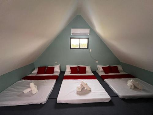 Zimmer mit 3 Betten im Dachgeschoss in der Unterkunft Shukran Habibi Resort in Santa Rita