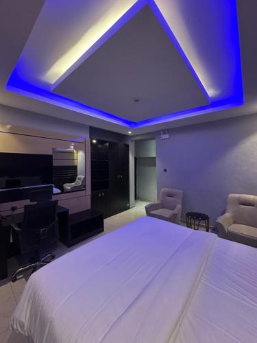 Ένα ή περισσότερα κρεβάτια σε δωμάτιο στο Grand Riviera Hotel