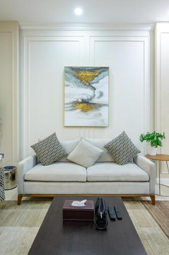 a living room with a couch and a table at Abraj INN Royal Hotel فندق أبراج إن الملكي in Doha