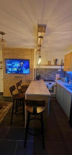 Η κουζίνα ή μικρή κουζίνα στο Taff Cottage - Free parking, Fast Wifi, Cosy vibe