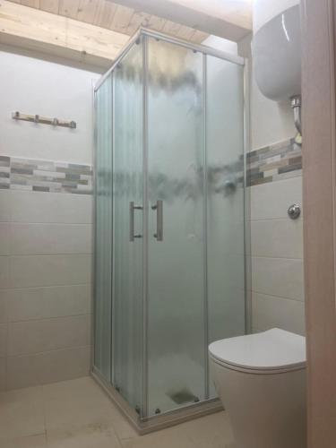 a bathroom with a glass shower with a toilet at Brèbrè in San Giovanni Gemini