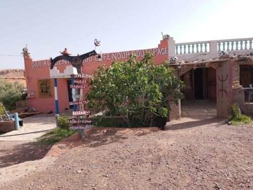 O grădină în afara Café nour dar ait ben haddou
