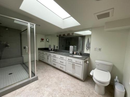 Un baño de Beachfront Luxury with 4BR and Views
