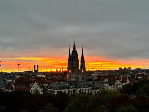 Η ανατολή ή δύση του ηλίου όπως φαίνεται από αυτό το διαμέρισμα ή από εκεί κοντά