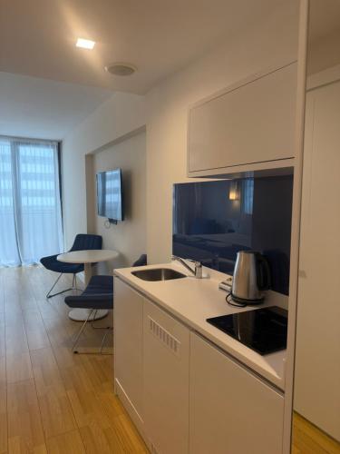バトゥミにあるApartment front seaのシンクとカウンタートップのあるキッチン