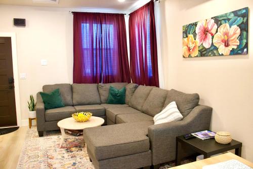 Χώρος καθιστικού στο Modern New Build Home 5 min from downtown