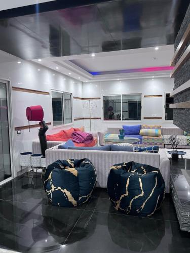 a room with two beds and two chairs at Villa piscine in Temara