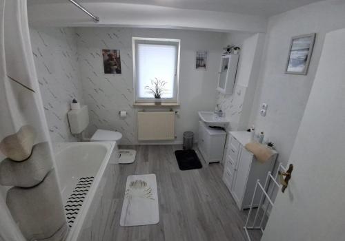 Ένα μπάνιο στο Fewo Waldtherme Relaxen, wandern, Radfahren