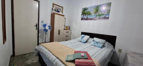 une chambre avec un lit avec des serviettes dessus dans l'établissement Brachil 1, à Búzios