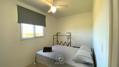 um quarto com uma cama e um ventilador de teto em Apto aconchegante | 04 pessoas | em Passo de Torres em Passo De Torres