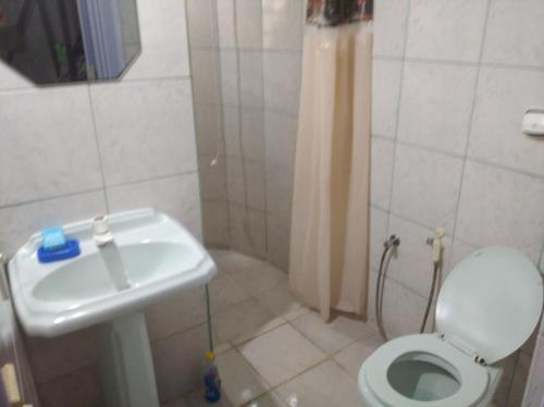 ein Badezimmer mit Toilette und Waschbecken in der Unterkunft Sinta-se em casa in Alto Paraíso de Goiás
