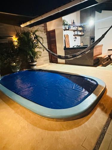 a large blue swimming pool in a room at Aconhego Dourado I Alugue casa com piscina a 17min da praia in Parnaíba