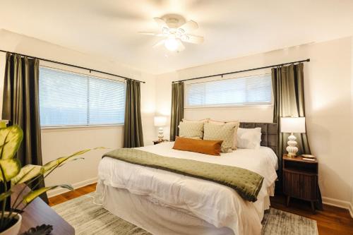 a bedroom with a bed and a ceiling fan at Centrally Located King Bed Midtown Memphis 2360 in Memphis