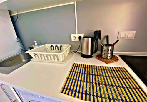 encimera con fregadero y encimera con fregadero en Lindo estudio en Martiánez, en Puerto de la Cruz