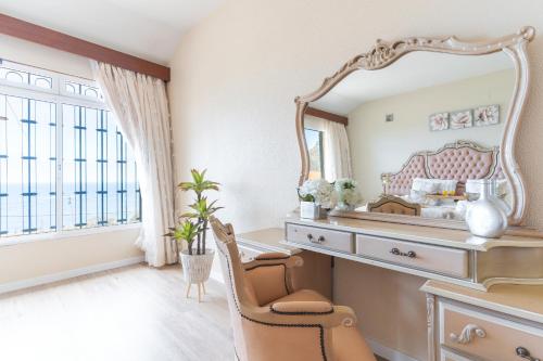 een slaapkamer met een kaptafel en een spiegel bij Villa Mar by Atlantic Holiday in Porto Moniz