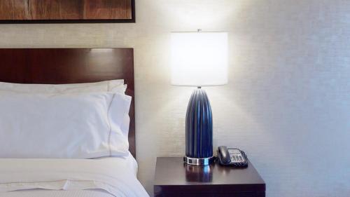 Postel nebo postele na pokoji v ubytování The Westin Southfield Detroit