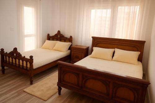 zwei Betten in einem Zimmer mit zwei in der Unterkunft Apartment, New Administrative Capital in Madīnat al Amal