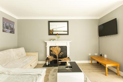 Televisyen dan/atau pusat hiburan di Modern Elegant Central Pad With Free Parking