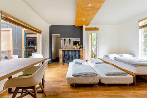 Ένα ή περισσότερα κρεβάτια σε δωμάτιο στο YUZU House