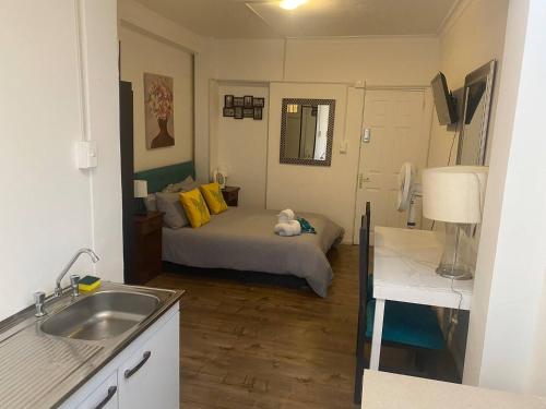 a small kitchen with a bed in a room at Home Estudio 3 in Santiago