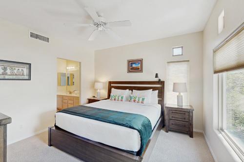 ein Schlafzimmer mit großem Bett und Fenster in der Unterkunft Vistoso Resort Casita 244 in Oro Valley