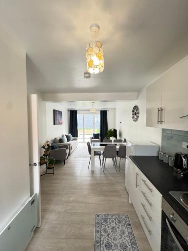 una cucina e un soggiorno con un divano e un tavolo di 3 bedroom luxury bungalow a Bristol