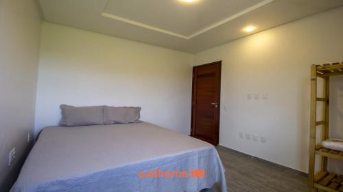 a small bedroom with a bed and a closet at Chale em Serra Negra vista para montanha e lareira in Bezerros