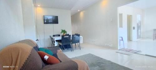 TV tai viihdekeskus majoituspaikassa Casa com quartos compartilhados