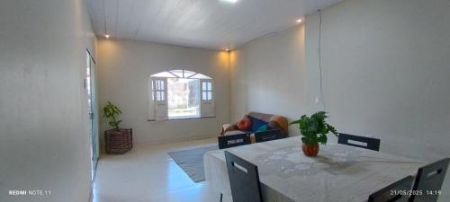 un salon avec une table et une chaise dans l'établissement Casa com quartos compartilhados, à Belém