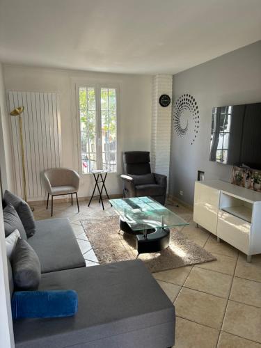 Maison moderne avec jardin espace télétravail