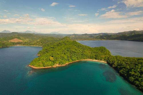 an island in the middle of a body of water at Hotel Hacienda Casa del Viento in Cuajiniquil