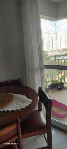 une table et des chaises avec une table et un balcon dans l'établissement Estrelar, à São Paulo