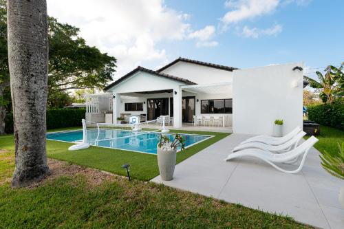Πισίνα στο ή κοντά στο Super Modern Waterfront Paradise Near the Beach