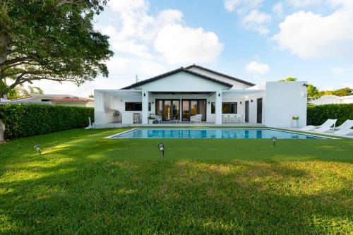 Πισίνα στο ή κοντά στο Super Modern Waterfront Paradise Near the Beach