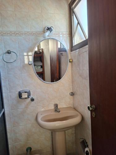 un bagno con lavandino e specchio di Kitnet maranduba a Ubatuba