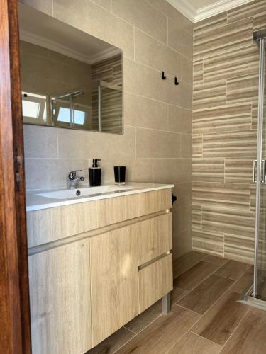a bathroom with a sink and a mirror at Cantinho Alentejano in Oriola