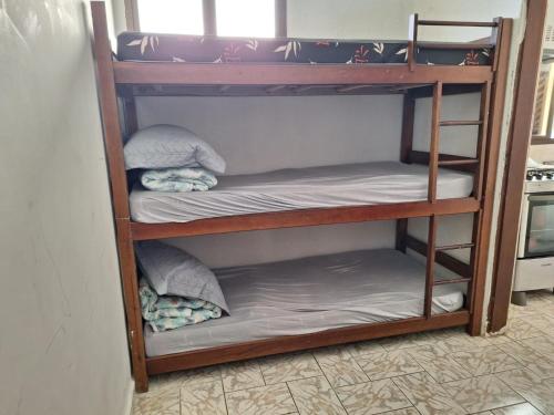 Lliteres en una habitació de Kitnet maranduba