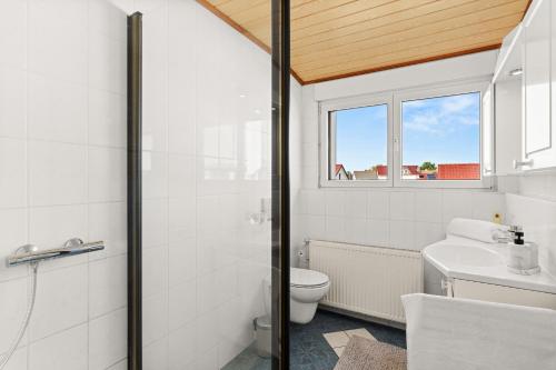 bagno bianco con servizi igienici e finestra di Exklusive 160 qm Wohnung mit Balkon für Gruppen in Guter Lage a Kassel