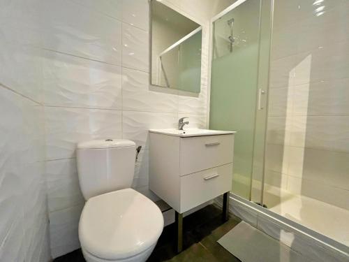 une salle de bains blanche avec toilettes et lavabo dans l'établissement Suite Olney, à Lyon