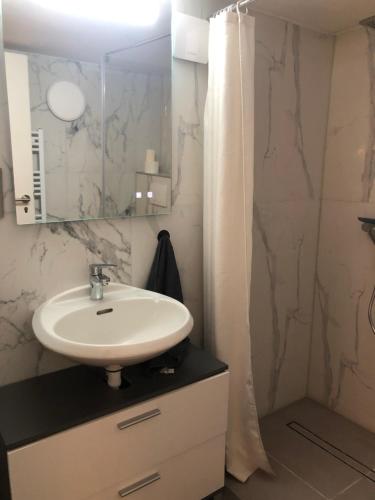 a bathroom with a sink and a shower curtain at Chambrette bei Kassel in Eiterhagen
