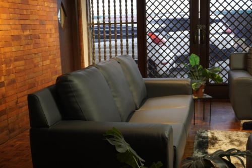 Χώρος καθιστικού στο Baguio Feels Bed & Breakfast