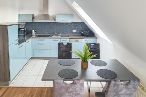 a kitchen with a table with a potted plant on it at Ferienwohnung in Bad Vilbel mit Parkplatz nahe Messe, Frankfurt und Flughafen in Bad Vilbel
