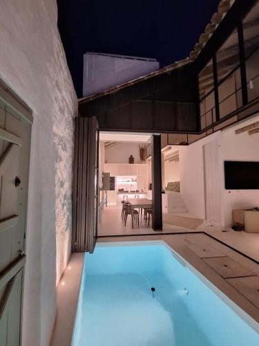 a swimming pool in the middle of a house at Casa do Capitão in Monte Trigo