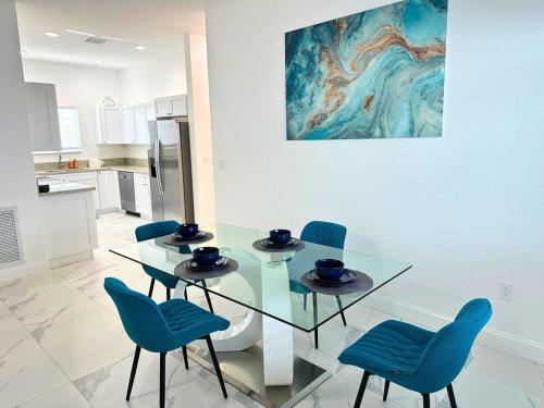 Η κουζίνα ή μικρή κουζίνα στο Fort Lauderdale 2BR Tropical Retreat Near Beach