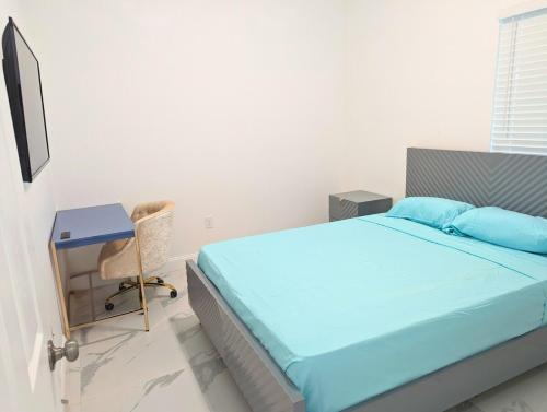 Ένα ή περισσότερα κρεβάτια σε δωμάτιο στο Fort Lauderdale 2BR Tropical Retreat Near Beach