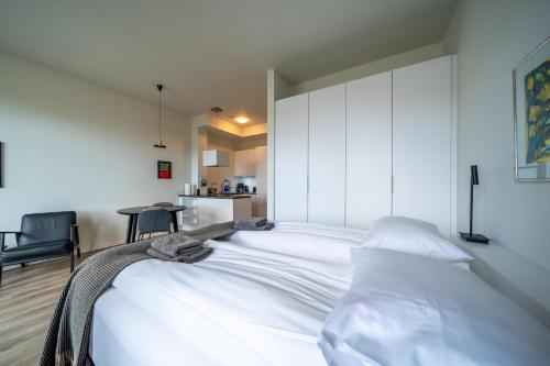 Una cama o camas en una habitación de Hafnir