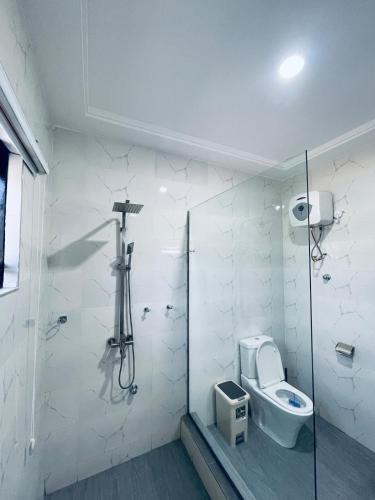 Ένα μπάνιο στο 3 Bedroom Luxury Home with an Office