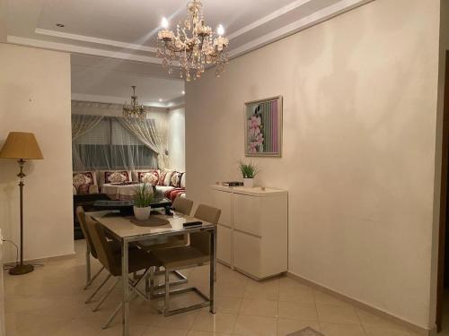 Χώρος καθιστικού στο Modern apartment, 2 minutes walk to the beach