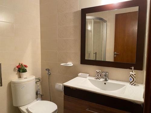 Ένα μπάνιο στο Modern apartment, 2 minutes walk to the beach